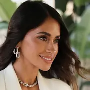 Antonela Roccuzzo lució un conjunto de jean que se vovlió viral. En esta nota te damos algunas claves para emular su look al pie de la letra.