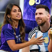 Antonela Roccuzzo y Lionel Messi en Qatar 2022.