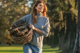 Juliana Awada con leños en el parque.