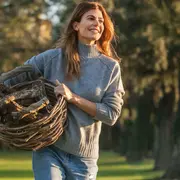 Juliana Awada con leños en el parque.