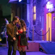 Glen Powell y Adria Arjona son los protagonistas de "Cómplices del engaño".