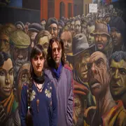 Juliana Lafitte y Manuel Mendanha con la obra original de Antonio Berni