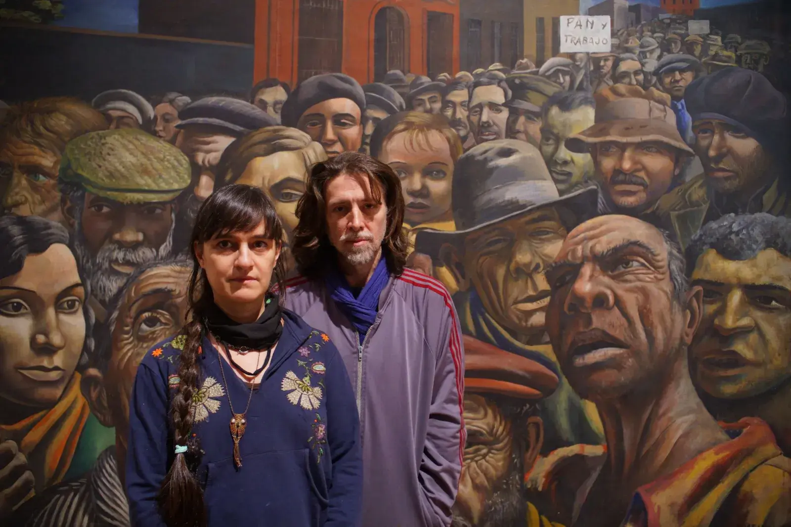 Juliana Lafitte y Manuel Mendanha con la obra original de Antonio Berni