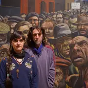 Juliana Lafitte y Manuel Mendanha con la obra original de Antonio Berni