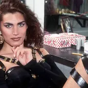 Cris Miró fue la primera vedette transexual del país; murió el 1° de junio de 1999.