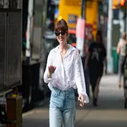 Dakota Johnson nos da clases de estilo a la hora de llevar los jeans tendencia del momento.