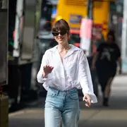 Dakota Johnson nos da clases de estilo a la hora de llevar los jeans tendencia del momento.