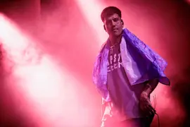 Duki continúa su gira por Europa. En su pasó por Italia paró su show por un episodio de violencia. 