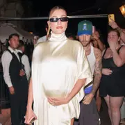 Hailey Bieber en las calles de Los Angeles con 7 meses de embarazo.