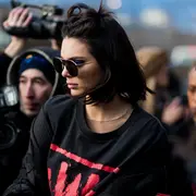 Kendall Jenner impone las flared leggings este invierno como uno de los must have de la temporada.