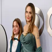  Angelina Jolie y su hija Vivienne lucieron estilismos engamados para la entrega de premios. 