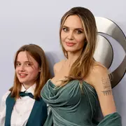 Angelina Jolie y su hija Vivienne lucieron estilismos engamados para la entrega de premios.