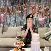 Jin de BTS en el live anunciando que terminó el servicio militar.