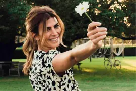 Juliana Awada fotografiada sosteniendo una margarita en su cuenta de Instagram.