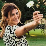 Juliana Awada fotografiada sosteniendo una margarita en su cuenta de Instagram.