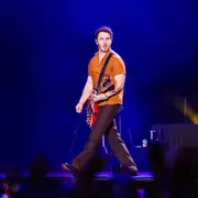 El cantante de 36 años debió ser intervenido quirúrgicamente e instó a sus segudiores a hacerse los chequeos correspondientes.