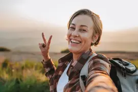 Mujer sonriendo, feliz, bienestar.