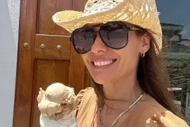 Pampita lució un bolso de mano que es furor en redes