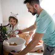 Nuevas paternidades: tienen una presencia cada vez más activa en la crianza.