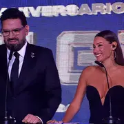 Damián Betular y Pampita conduciendo los Premios Olga.