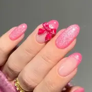 ¿Buscás un nail art para maratonear la última temporada de Bridgerton? Te damos 5 ideas originales.