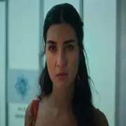 Tuba Büyüküstün como Ada en Mi otra yo.