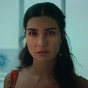 Tuba Büyüküstün como Ada en Mi otra yo.