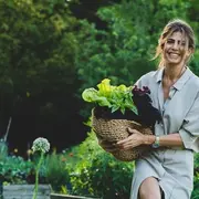 Juliana Awada con una canasta de verduras.