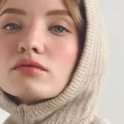 Mujer con pasamontañas de lana.