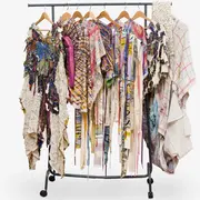 El diálogo entre el diseño de indumentaria y el arte se plasma en obras textiles de distintos estilos