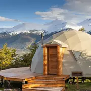 Son seis domos geodésicos los que conforman el campamento