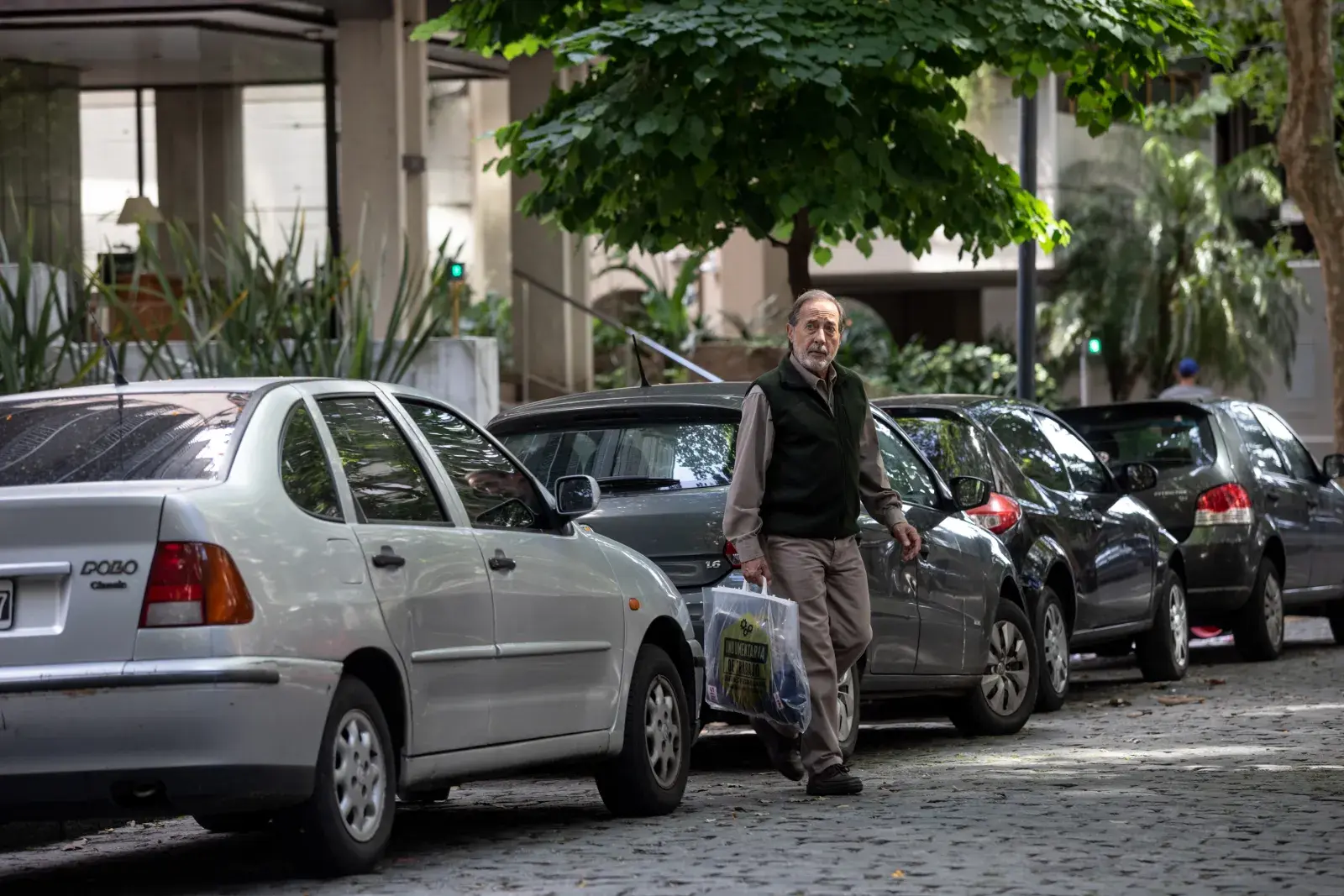 Guillermo Francella en el edificio de la temporada 3 de El Encargado.