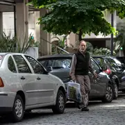 Guillermo Francella en el edificio de la temporada 3 de El Encargado.