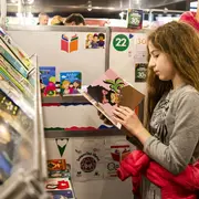 Una niña en la Feria del Libro Infantil y Juvenil en el CCK.