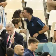 Foto de Lionel Scaloni y su mujer Elisa Montero en Qatar.
