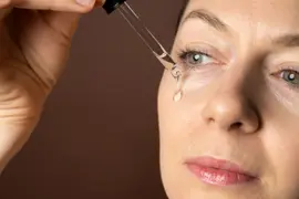 mujer aplicando serum durante su rutina de skincare.