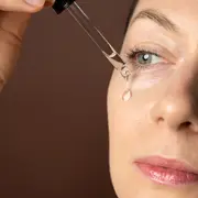 mujer aplicando serum durante su rutina de skincare.