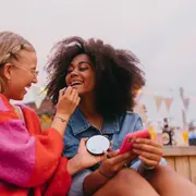dos adolescentes juntas maquillándose