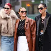 Mujeres vestidas con looks de invierno en street style.