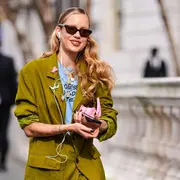 Lo cierto es que es el tono del momento y así lo plantean las pasarelas internacionales que ya lo presentaron entre sus colecciones en todo tipo de versiones