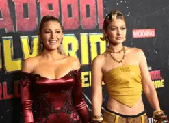 Fotografía de Blake Lively y Gigi Hadid en la alfombra roja de Deadpool & Wolverine.