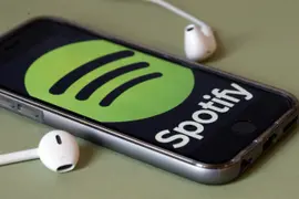 Imagen de un teléfono celular con la app de Spotify.