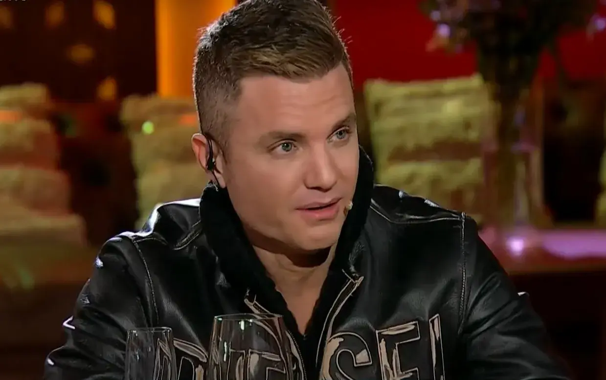 Santiago del moro en la casa de Gran Hermano.