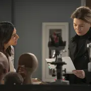 Ellen Pompeo y Caterina Scorsone en una escena de Grey´s Anatomy.