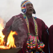 El líder espiritual José Mamani quema ofrendas en honor de la Pachamama, o Madre Tierra, antes de recibir los primeros rayos de sol del día como parte de un ritual por el Año Nuevo Andino en el cerro Turriturrini a las afueras de Huarina, Bolivia, el viernes 21 de junio de June 21, 2024. Comunidades indígenas aymaras celebran el año nuevo 5.532 o el "Willka Kuti" que significa "Regreso del Sol" en aymara. (AP Foto/Juan Karita)
