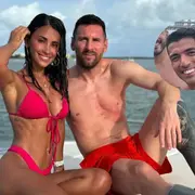 La foto que desató los rumores de que Antonela Roccuzzo engaña a Lionel Messi con Luis Suárez.