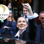 Céline Dion recién llegada a París, saluda.