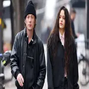 Jeremy Allen White y Rosalía, caminando juntos por las calles.