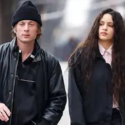 Jeremy Allen White y Rosalía, caminando juntos por las calles.