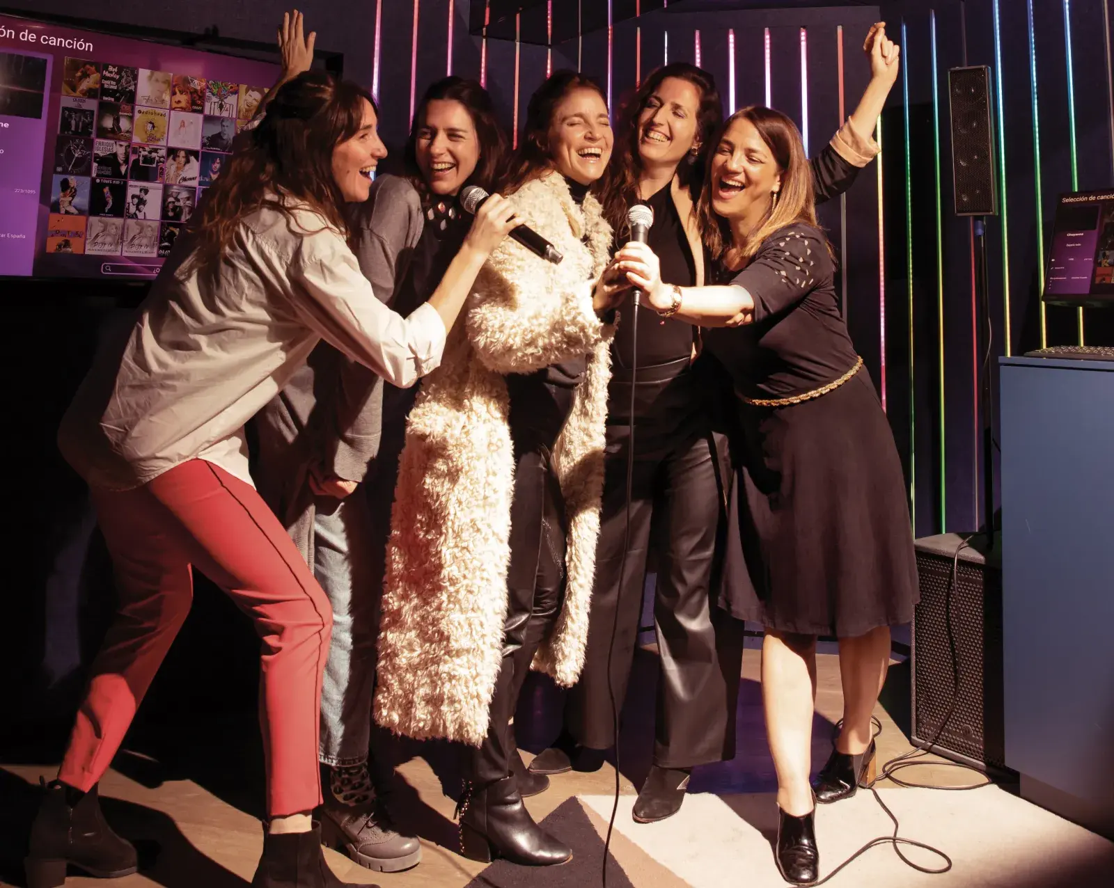 Kōnā Corner + Karaoke, un lindo plan de amigas.